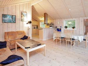 Lyngsåにある6 person holiday home in S byのリビングルーム(ソファ、テーブル付)