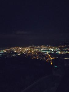 una vista aérea de una ciudad por la noche en Hotel Ještěd, en Liberec