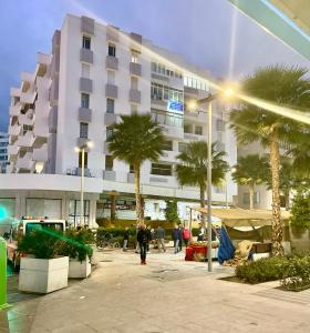 duży budynek z palmami przed nim w obiekcie Estudio junto La Nogalera 1 w mieście Torremolinos +37 zdjęć