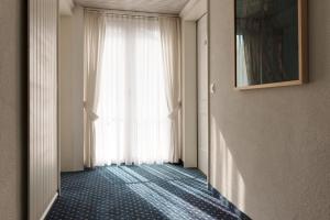 Postel nebo postele na pokoji v ubytování KunstHotel Linde Garni