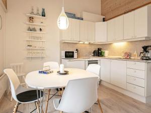
A kitchen or kitchenette at Holiday Home Paradiset

