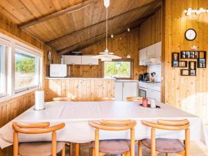 een keuken met een grote witte tafel en stoelen bij 6 person holiday home in R m in Toftum