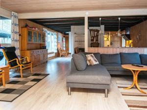 een woonkamer met een bank en een tafel bij Holiday Home Lunøes II in Fjellerup