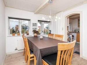 ルーケベングにある4 person holiday home in Rudk bingのキッチン、ダイニングルーム(テーブル、椅子付)