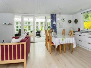 Nørbyにある6 person holiday home in Ringk bingのキッチン、ダイニングルーム(テーブル、ソファ付)
