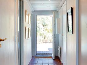 ヘンネ・ストランドにある5 person holiday home in Henneの庭につながるドア付きの廊下