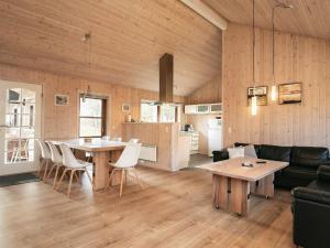 Nørre Lyngbyにある8 person holiday home in L kkenのリビングルーム、キッチン(テーブル、椅子付)