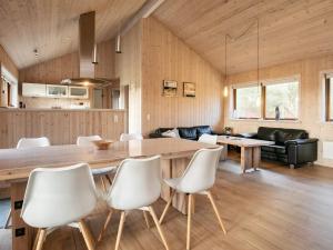 Nørre Lyngbyにある8 person holiday home in L kkenのリビングルーム(大きな木製テーブル、椅子付)