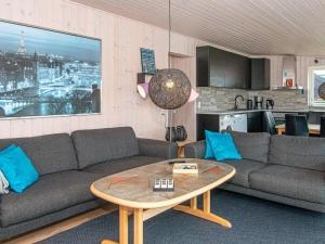 エーベルトフトにある6 person holiday home in Ebeltoftのリビングルーム(ソファ、テーブル付)
