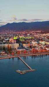 una vista aerea di una città e di uno specchio d'acqua di Apartment Goran and Milena a Ohrid