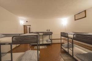 Cette chambre comprend 4 lits superposés. dans l'établissement WalkandRace, à SantʼAgata