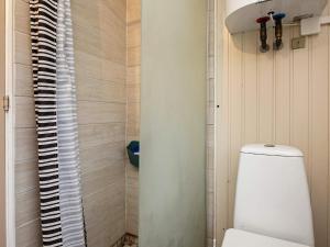 Un baño con inodoro y cortina de ducha. en 8 person holiday home in Væggerløse-By Traum, en Bøtø By 15 fotos más