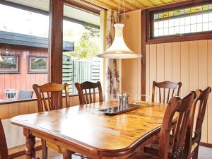 comedor con mesa de madera y sillas en 6 person holiday home in Store Fuglede en Store Fuglede