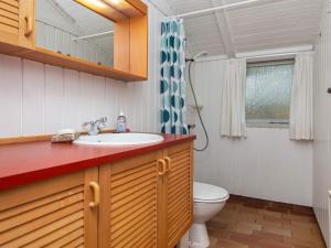 4 person holiday home in N rre Nebelにあるバスルーム