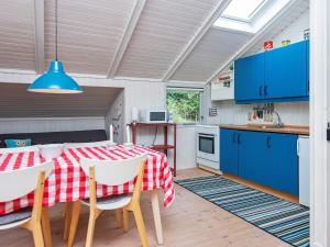 4 person holiday home in N rre Nebelにあるキッチンまたは簡易キッチン