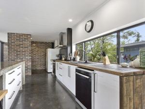 A kitchen or kitchenette at Horizons at Currarong - architecturally designed beach house