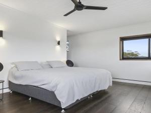 A bed or beds in a room at Horizons at Currarong - architecturally designed beach house