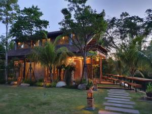 a house with a pathway leading up to it at Madee Spa & Resort in Ban Khok Lo