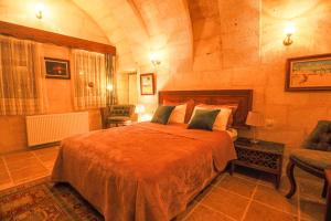 Postel nebo postele na pokoji v ubytování Sinasos Palace Cave Hotel
