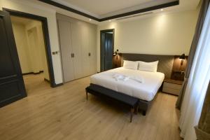 Un dormitorio con una gran cama blanca en una habitación. en Fontis Residences Hotel, en Kampala 35 fotos más