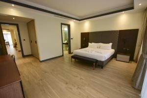 Una cama o camas en una habitación de Fontis Residences Hotel 92 fotos más