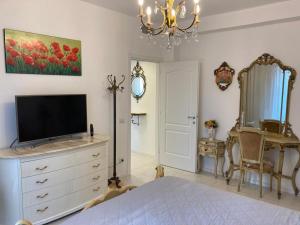 1 dormitorio con vestidor y TV en Apartment Tamiris en Milán