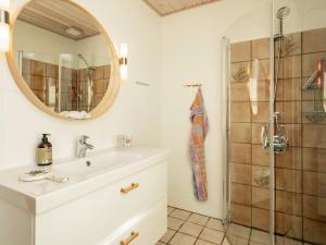 Ένα μπάνιο στο 4 person holiday home in Ærøskøbing-By Traum +20 φωτογραφίες