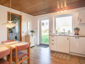 Η κουζίνα ή μικρή κουζίνα στο 4 person holiday home in Ærøskøbing-By Traum