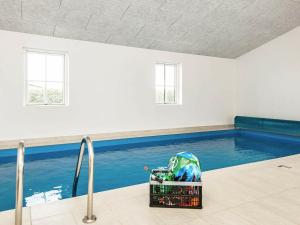 una habitación con una piscina con una silla frente a ella en Holiday home Ebeltoft XXXI, en Ebeltoft