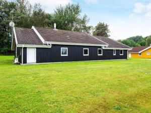 ein schwarzweißes Haus mit einem großen Hof in der Unterkunft 10 person holiday home in Nordborg-By Traum in Nordborg