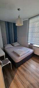 シフィドニクにあるMieszkanie Świdnikの小さなベッドルーム(ベッド1台、窓付)