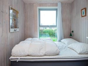 SønderbyにあるHoliday home Sydals IIIの窓付きの部屋のベッド1台