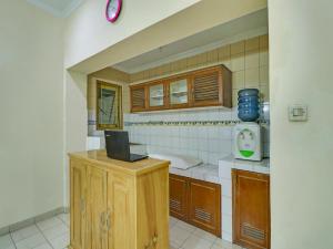 Η κουζίνα ή μικρή κουζίνα στο OYO 90892 My Guest House Syariah