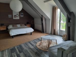 Кровать или кровати в номере Le clos des sources