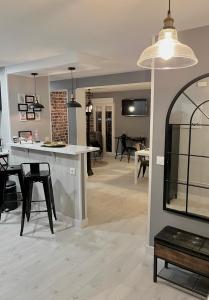 a kitchen and living room with a counter and chairs at El Rinconcito de Bejar in Béjar