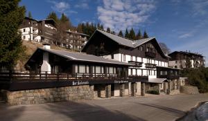 een groot wit en zwart gebouw op een berg bij Albergo Ristorante Bucaneve in Bielmonte