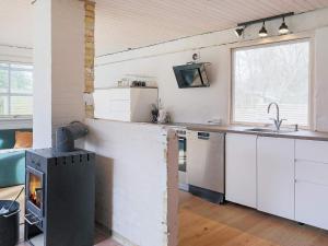 Küche/Küchenzeile in der Unterkunft 5 person holiday home in J gerspris