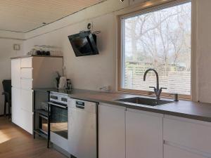 Küche/Küchenzeile in der Unterkunft 5 person holiday home in J gerspris