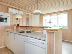 エスビャウにある6 person holiday home in Esbjerg Vのキッチン(シンク、カウンター付)