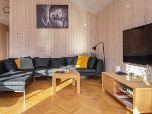 10 person holiday home in Haderslev في هادرسليف: غرفة معيشة مع أريكة وطاولة