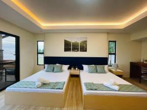 FIG Sunset View Resort客房内的一张或多张床位