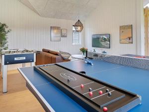 - un salon avec une table de ping-pong dans l'établissement 18 person holiday home in N rre Nebel, à Nørre Nebel
