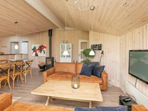 salon z kanapą i stołem w obiekcie Three-Bedroom Holiday home in Broager 4 w mieście Ålbæk