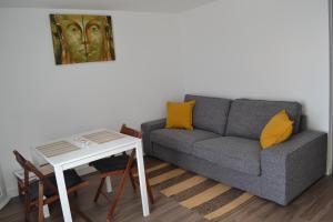 a living room with a couch and a table at Gite Fratellu in Forcalquier