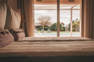 邦巴拉爾的住宿－Vale Pisco，一间卧室设有一张床和一个大窗户