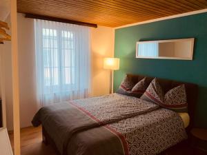 古尔特纳伦Casa Restelli OG - nahe Andermatt Gotthard的带床和绿墙的卧室