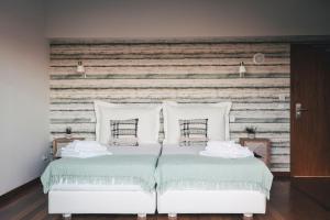 sypialnia z dużym łóżkiem z 2 poduszkami w obiekcie Vale Pisco w mieście Bombarral