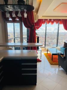 uma sala de estar com mesa e vista para a cidade em Sky-scraper em Klaipėda