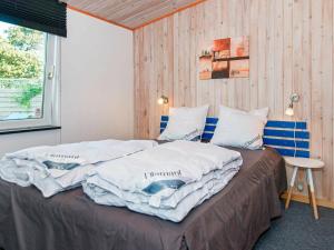 Un pat sau paturi într-o cameră la Holiday home Broager V
