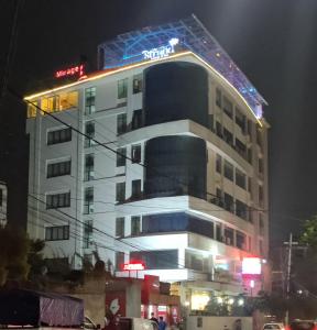 ein Gebäude mit einem Neonschild darüber in der Unterkunft Hotel Mirage Regency in Kathmandu